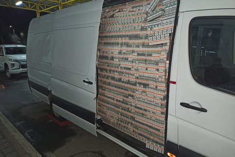 На границе с Венгрией поймали контрабандиста, который хотел вывезти сигареты по поддельным дипломатическим документам
