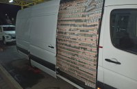 На границе с Венгрией поймали контрабандиста, который хотел вывезти сигареты по поддельным дипломатическим документам