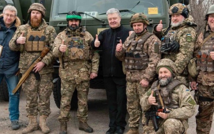 Порошенко передав у 23-й стрілецький батальйон, що воює на Бахмутському напрямку,  DAFи та техніку