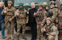 Порошенко передав у 23-й стрілецький батальйон, що воює на Бахмутському напрямку,  DAFи та техніку