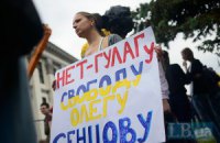 Кинематографисты под посольством РФ требовали отпустить их коллегу