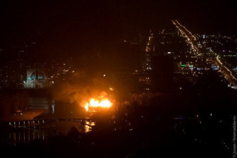 В столичном "Гидропарке" сгорело деревянное кафе