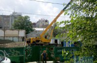 В Десятинном переулке появился строительный кран 