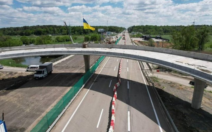 Під Києвом відновили для вантажівок рух через річку Ірпінь