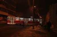 В Киеве трамвай сошел с рельсов и стал поперек улицы