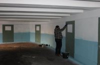 Грузинський художник перетворив підземний перехід у центрі Києва на коридор СІЗО