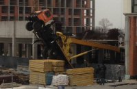 На стройке в Киеве упал автокран