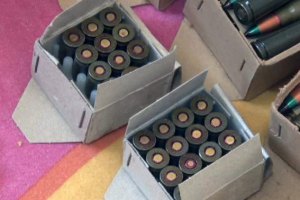 У метро Києва затримали жінку з боєприпасами