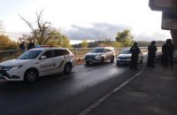 СМИ назвали имя мужчины, угрожающего взрывом на мосту Метро в Киеве