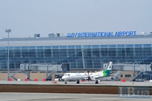 Львовский аэропорт отменил ряд рейсов из-за снега