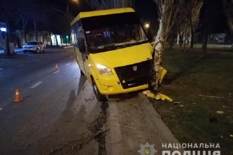 В Николаеве маршрутка с пассажирами врезалась в дерево