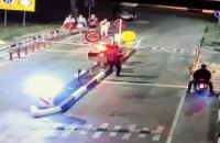 В Киеве мужчина разбил пункт вьезда на Труханов остров 