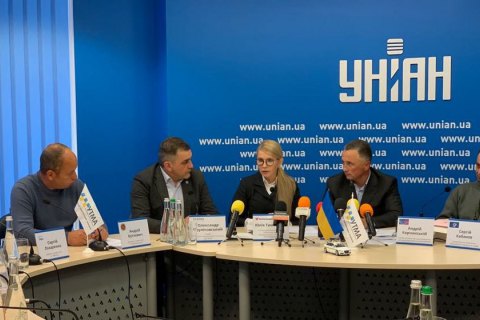 Тимошенко предложила разработать альтернативный законопроект о службах такси