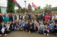 ​В Ивано-Франковске открыли памятник Шухевичу