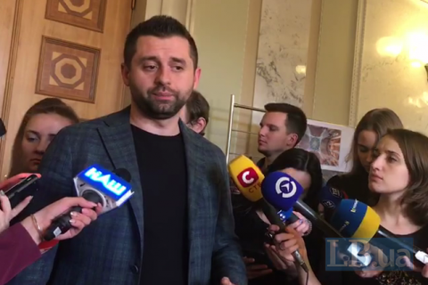 Арахамия назвал происходящее у Рады "спектаклем"