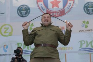 Гнувший прутья о голову российский чиновник: курильщики финансируют геев
