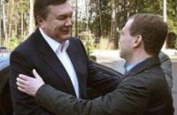 Медведев может приехать на День рождения Януковича