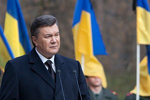 ​Янукович наградил 5 тыс. украинок званием матери-героини