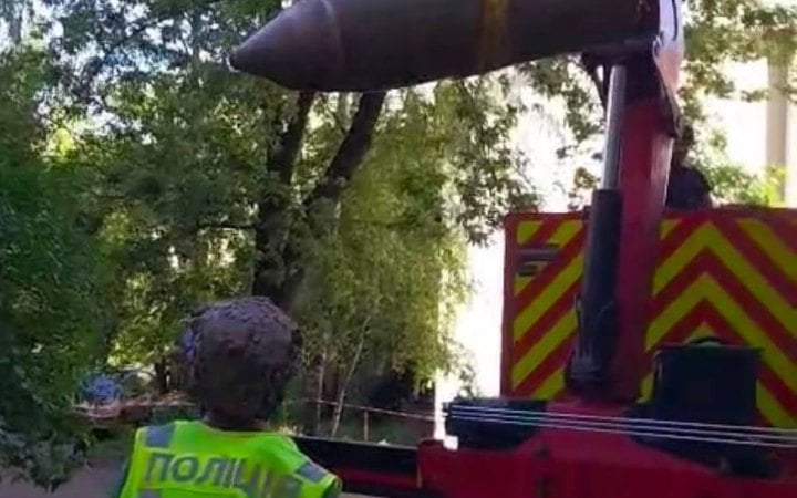 У Дарницькому районі Києва вилучили бойову частину ракети, якою РФ уночі атакувала столицю