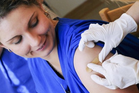 «Якби я могла привезти з Польщі вакцину своїй сім’ї». Історії вже вакцинованих від ковіду