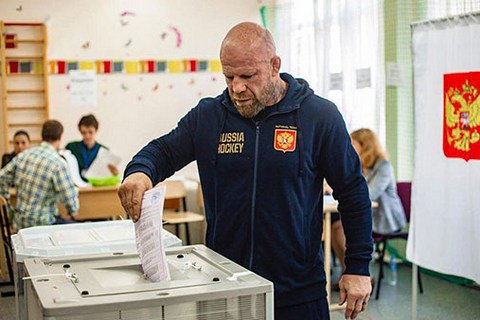 Американский боец MMA Монсон стал депутатом в России