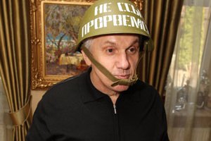 Облегчить страдания Литвину помогает каска с надписью «Не ссы, прорвемся»