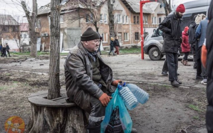 Жители Мариуполя стоят в огромных очередях за питьевой водой