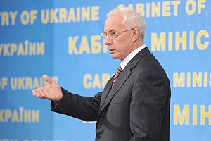 Азаров за год заработал 500 тысяч гривен