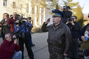 Полковника Мамчура вывозят из Крыма, - жена