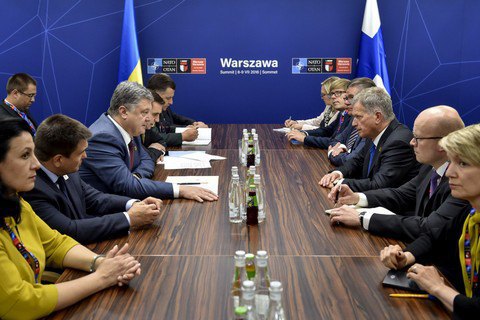 Президент Фінляндії запевнив Порошенка в прихильності санкціям проти РФ