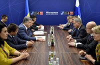 Президент Финляндии заверил Порошенко в приверженности санкциям против РФ