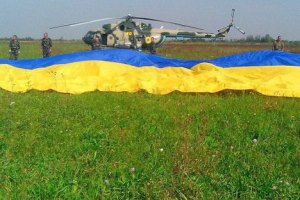 В небо над Львовом подняли самый большой флаг Украины