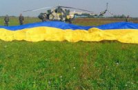 В небо над Львовом подняли самый большой флаг Украины