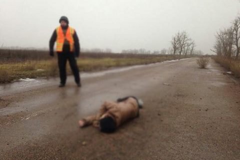 В Донецкой области на дороге нашли тело девушки с осколочным ранением