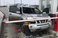 Житель Запорожья пытался прорваться в оккупированный Крым и разбил внедорожник на КПВВ