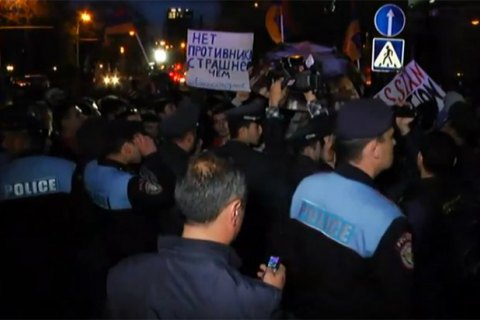Посольство России в Армении забросали яйцами и монетами