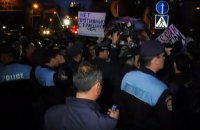 Посольство России в Армении забросали яйцами и монетами