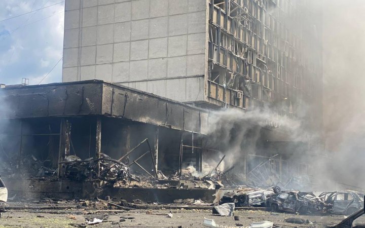 У Вінниці рятувальники завершили розбирати завали на місці ракетного удару