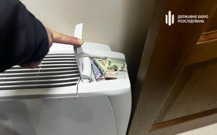 На Одеській митниці викрили масштабну схему "поборів": хабарі ховали у вбиральні та обігрівачах
