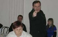 В Харькове наблюдатель от ПР показал избирателям фигу