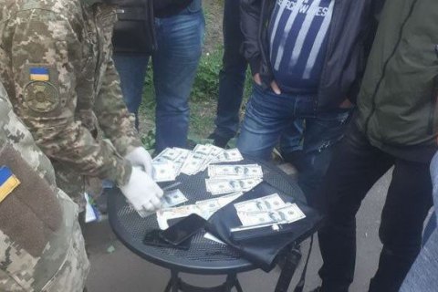 Следователя полиции Кривого Рога задержали на взятке в $10 тыс.