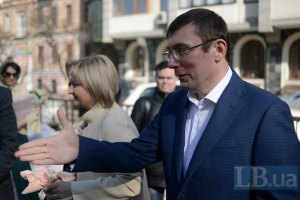 Луценко перед операцией активно общается в Facebook