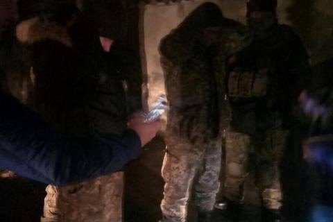 Задержанный с автоматами контрактник оказался выходцем из фанатских группировок