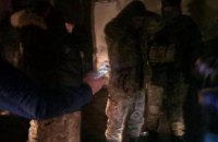 Затриманий з автоматами контрактник виявився вихідцем з фанатських угруповань