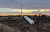 Вблизи Винницы на автодороге перевернулась цистерна с аммиаком