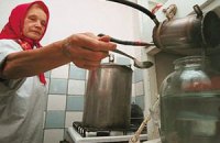 Рада не захотела наказывать за самогоноварение