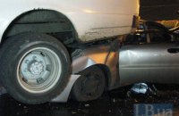 Mercedes устроил "паровозик" из шести машин на бульваре Перова в Киеве