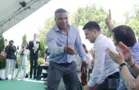 Кандидат в Верховную Раду повторил трюк с открыванием бутылки ногой