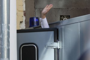 Автозак с Тимошенко забросали цветами