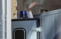 Автозак с Тимошенко забросали цветами